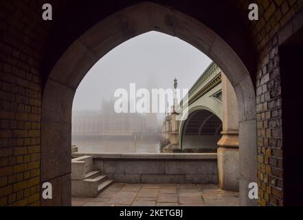 London, England, Großbritannien. 14.. November 2022. Teilweise verdunkelt Houses of Parliament, Westminster Bridge und Big Ben, während dichter Nebel die Hauptstadt bedeckt. (Bild: © Vuk Valcic/ZUMA Press Wire) Stockfoto