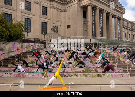 Yoga-Kurs im Freien auf der Stufe zum Brooklyn Museum of Art in Brooklyn NYC Stockfoto