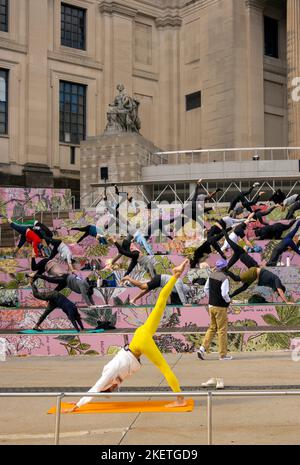 Yoga-Kurs im Freien auf der Stufe zum Brooklyn Museum of Art in Brooklyn NYC Stockfoto