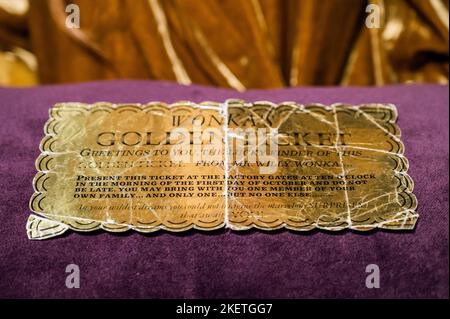 London, Großbritannien. 14.. November 2022. Willy Wonka & The Chocolate Factory: An Original Production-Made Golden Ticket, Paramount, 1971 - Bonhams' Rock, Pop & Film Sale im Knightsbridge Verkaufsraum. Kredit: Guy Bell/Alamy Live Nachrichten Stockfoto