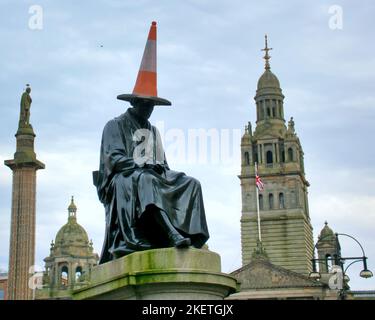 Die James-Wattstatue auf dem George-Platz ist aufgrund der ikonischen lokalen Kegelkopfbehandlung und sieht aus wie ein Narrenkatze Stockfoto