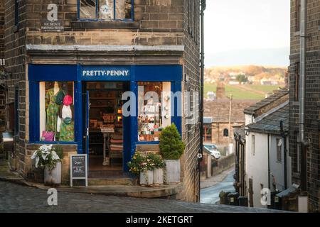 Haworth, West Yorkshire, Großbritannien. Der hübsche Penny-Laden befindet sich oben auf der Main Street im Dorf Haworth im Bronte Country. Stockfoto