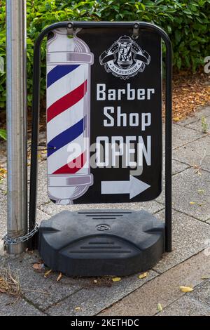 Barber Shop öffnet Schild Barber Pole in Milton Keynes, Buckinghamshire, Großbritannien im September Stockfoto