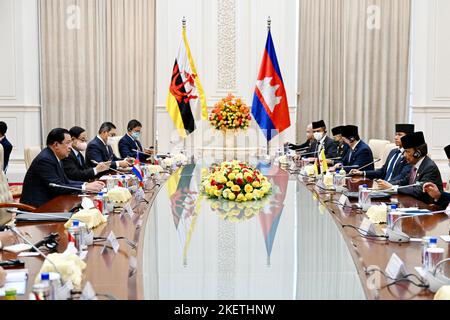 Phnom Penh, Kambodscha. 14.. November 2022. Der kambodschanische Premierminister Samdech Techo Hun Sen (1. l) und der Sultan Haji Hassanal Bolkiah von Brunei (1. R) treffen sich am 14. November 2022 in Phnom Penh, Kambodscha. UM MIT 'Kambodscha zu GEHEN, gelobe Brunei, die Beziehungen zu stärken, Zusammenarbeit: Gemeinsame Erklärung' Kredit: Ly Lay/Xinhua/Alamy Live News Stockfoto