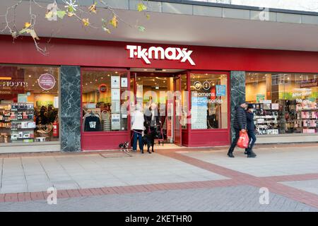 TK Maxx am Mell Square im Stadtzentrum von Solihull. Ein beliebtes Ziel für preisbewusste Verbraucher während einer Rezession und Lebenshaltungskrise. VEREINIGTES KÖNIGREICH Stockfoto