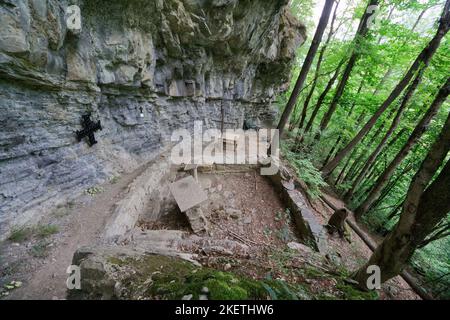 Überreste des Oratoriums in der Höhle des Heiligen Michaels, der Höhle, in der die Tradition besagt, dass der Heilige Kolumban gestorben ist - Kolibakterien in der Nähe von Bobbio, Piacenza, Italien Stockfoto