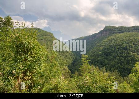 Blick auf das Curiasca-Tal mit der St. Michael's Cavern, der Höhle, in der die Tradition besagt, dass St. Columban gestorben ist - Coli in der Nähe von Bobbio, Piacenza, Italien Stockfoto