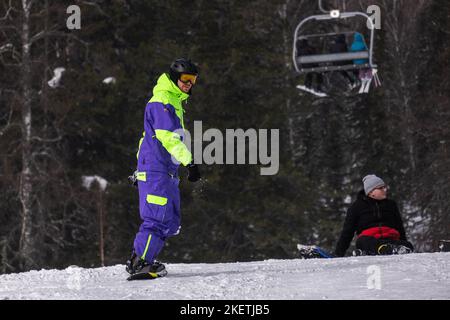 24.02.2022. Russland, Sheregesh. Eröffnung der Skisaison im Ferienort Sheregesh. Hochwertige Fotos Stockfoto