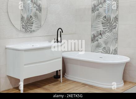 Einrichtung eines modernen Badezimmers mit separater Badewanne Stockfoto