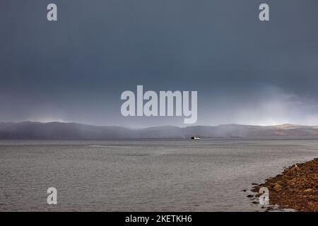 Die Fähre die Isle of Cumbrae taucht aus dem Nebel auf, als sie über Loch Fyne von Portavadie nach Tarbert fährt. Tarbert, Argyll und Bute. Schottland Stockfoto