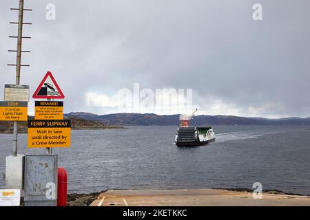 An einem bewölkten Märznachmittag nähert sich die Fähre der Isle of Cumbrae von Portavadie der Fährenrutsche in Tarbert. Argyll und Bute. Schottland Stockfoto