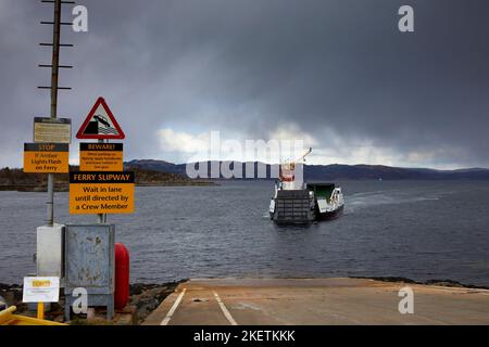 An einem bewölkten Märznachmittag nähert sich die Fähre der Isle of Cumbrae von Portavadie der Fährenrutsche in Tarbert. Argyll und Bute. Schottland Stockfoto