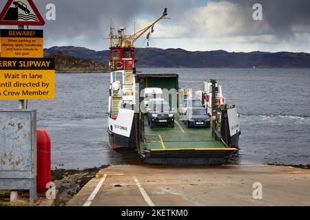 An einem bewölkten Märznachmittag nähert sich die Fähre der Isle of Cumbrae von Portavadie der Fährenrutsche in Tarbert. Argyll und Bute. Schottland Stockfoto