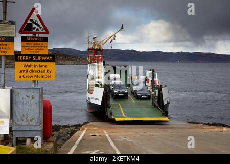 An einem bewölkten Märznachmittag nähert sich die Fähre der Isle of Cumbrae von Portavadie der Fährenrutsche in Tarbert. Argyll und Bute. Schottland Stockfoto