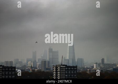 London, Großbritannien. 14.. November 2022. UK Wetter: Nebel und Nebel über dem Shard Wolkenkratzer Gebäude. Gelbe Wetterwarnungen bleiben erhalten, während das Met Office vor weiteren dichten Nebel warnt, wenn eisige Temperaturen eintreffen. Kredit: Guy Corbishley/Alamy Live Nachrichten Stockfoto