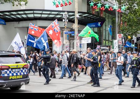 Melbourne Highway Patrol Polizei überwachen Anti-Regierung Covid 19 Politik märz in Melbourne City Centre, Victoria, Australien Stockfoto