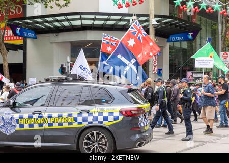 Melbourne Highway Patrol Polizei überwachen Anti-Regierung Covid 19 Politik märz in Melbourne City Centre, Victoria, Australien Stockfoto