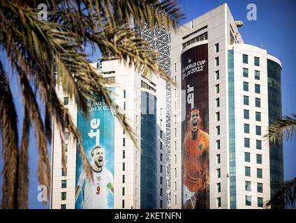 2022-11-14 12:48:30 DOHA - Bilder von Virgil van Dijk und Harry Kane (L) auf Gebäuden in der Innenstadt von Doha. Katar wartet auf die FIFA-Weltmeisterschaft. ANP KOEN VAN WEEL niederlande Out - belgien Out Stockfoto