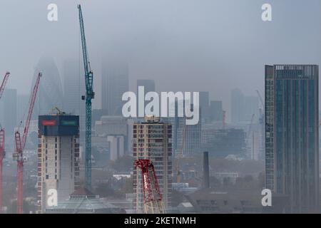 London, Großbritannien. 14.. November 2022. UK Wetter: Nebel und Nebel über Ost-London. Gelbe Wetterwarnungen bleiben erhalten, während das Met Office vor weiteren dichten Nebel warnt, wenn eisige Temperaturen eintreffen. Kredit: Guy Corbishley/Alamy Live Nachrichten Stockfoto