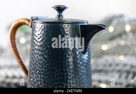 Schöne strukturierte Teekane auf einem verschwommenen Hintergrund Nahaufnahme. Stockfoto