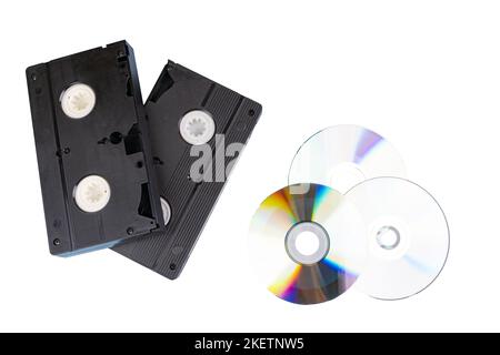 Einige alte VHS-Kassetten und einige CDs auf transparentem Hintergrund Stockfoto