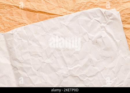 Abstrakte Textur aus gestreiftem Papier in zwei Brauntönen für leere und reine Hintergründe. Stockfoto