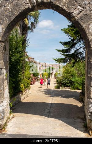 18. Juli 2019 - Pujols, Frankreich: Historische Architektur und Sommersonne bringen Besucher nach Pujols, Lot-et-Garonne, Frankreich. Stockfoto