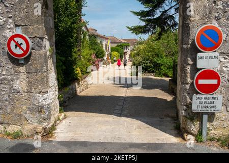 18. Juli 2019 - Pujols, Frankreich: Historische Architektur und Sommersonne bringen Besucher nach Pujols, Lot-et-Garonne, Frankreich. Stockfoto