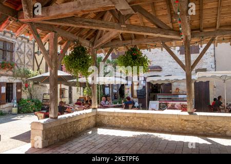 18. Juli 2019 - Pujols, Frankreich: Historische Architektur und Sommersonne bringen Besucher nach Pujols, Lot-et-Garonne, Frankreich. Stockfoto