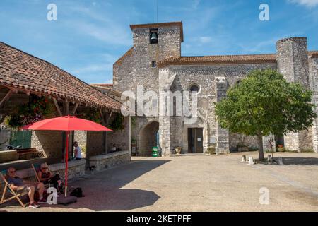 18. Juli 2019 - Pujols, Frankreich: Historische Architektur und Sommersonne bringen Besucher nach Pujols, Lot-et-Garonne, Frankreich. Stockfoto