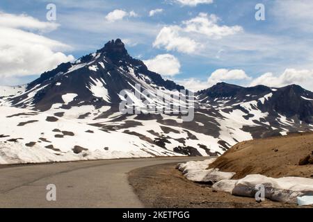 Internationaler Pass Pehuenche zwischen Chile und Argentinien. Verschneite Berge. Stockfoto