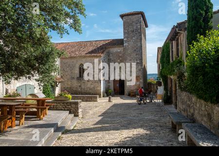 18. Juli 2019 - Pujols, Frankreich: Historische Architektur und Sommersonne bringen Besucher nach Pujols, Lot-et-Garonne, Frankreich. Stockfoto