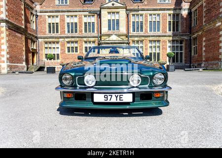 Vorderansicht eines Aston Martin V8 Volante Vantage 1988 in Grün vor dem Shaw House, Newbury Stockfoto