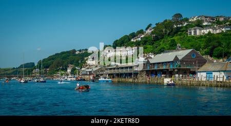 21.. Juli 2021 - Looe, Großbritannien: Ein schöner Sommertag für Aktivitäten auf dem Wasser rund um Looe Harbour, Cornwall, Großbritannien Stockfoto