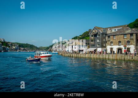 21.. Juli 2021 - Looe, Großbritannien: Ein schöner Sommertag für Aktivitäten auf dem Wasser rund um Looe Harbour, Cornwall, Großbritannien Stockfoto