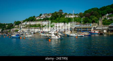 21.. Juli 2021 - Looe, Großbritannien: Ein schöner Sommertag für Aktivitäten auf dem Wasser rund um Looe Harbour, Cornwall, Großbritannien Stockfoto