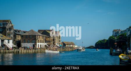 21.. Juli 2021 - Looe, Großbritannien: Ein schöner Sommertag für Aktivitäten auf dem Wasser rund um Looe Harbour, Cornwall, Großbritannien Stockfoto