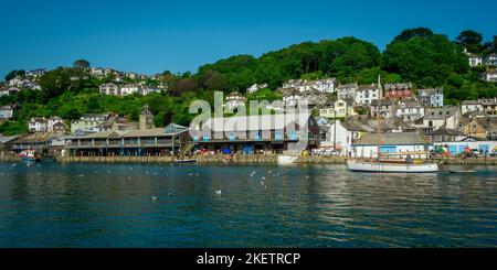 21.. Juli 2021 - Looe, Großbritannien: Ein schöner Sommertag für Aktivitäten auf dem Wasser rund um Looe Harbour, Cornwall, Großbritannien Stockfoto