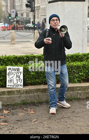 Parliament Square, London, England, Großbritannien. 22.. November 2022. Referent Alessandro Palazzi - der Barkeeper bei der Demonstration zur Rettung der Hotellerie, um einen katastrophalen Zusammenbruch des Sektors zu vermeiden, indem er fordert, dass die Mehrwertsteuer auf 10 % aller Verkäufe, einschließlich Alkohol, gesenkt wird. Im Vereinigten Königreich haben in den letzten drei Monaten 2.300 Hospitality-Unternehmen geschlossen. Im Jahr 2023 wird ein Drittel der Hotellerie geschlossen sein. Quelle: Siehe Li/Picture Capital/Alamy Live News Stockfoto