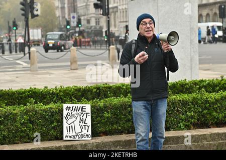 Parliament Square, London, England, Großbritannien. 22.. November 2022. Referent Alessandro Palazzi - der Barkeeper bei der Demonstration zur Rettung der Hotellerie, um einen katastrophalen Zusammenbruch des Sektors zu vermeiden, indem er fordert, dass die Mehrwertsteuer auf 10 % aller Verkäufe, einschließlich Alkohol, gesenkt wird. Im Vereinigten Königreich haben in den letzten drei Monaten 2.300 Hospitality-Unternehmen geschlossen. Im Jahr 2023 wird ein Drittel der Hotellerie geschlossen sein. Quelle: Siehe Li/Picture Capital/Alamy Live News Stockfoto