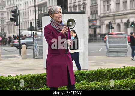 Parliament Square, London, England, Großbritannien. 22.. November 2022. Die Sprecherin Daisy Cooper ist ein liberal-demokratisches Parlamentsmitglied bei der Demonstration zur Rettung der Hotellerie, um einen katastrophalen Zusammenbruch des Sektors zu vermeiden, indem sie fordert, dass die Mehrwertsteuer auf alle Verkäufe, einschließlich Alkohol, auf 10 % gesenkt wird. Im Vereinigten Königreich haben in den letzten drei Monaten 2.300 Hospitality-Unternehmen geschlossen. Im Jahr 2023 wird ein Drittel der Hotellerie geschlossen sein. Quelle: Siehe Li/Picture Capital/Alamy Live News Stockfoto