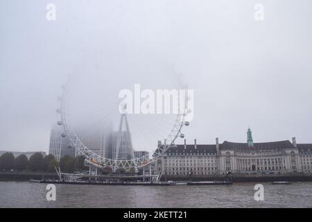 London, Großbritannien. 14.. November 2022. Verdunkelte London Eye, während dichter Nebel die Hauptstadt bedeckt. Kredit: Vuk Valcic/Alamy Live Nachrichten Stockfoto