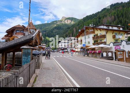 Blick auf die Stadt Canazei. Es ist eine Gemeinde im Trentino in der norditalienischen Region Trentino-Südtirol Stockfoto