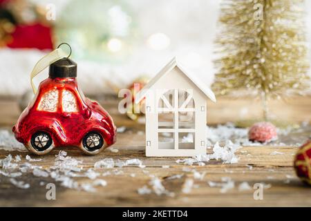 Weihnachts-Spielzeugauto und Details der Weihnachtsdekor auf einem unscharfen Hintergrund. Stockfoto