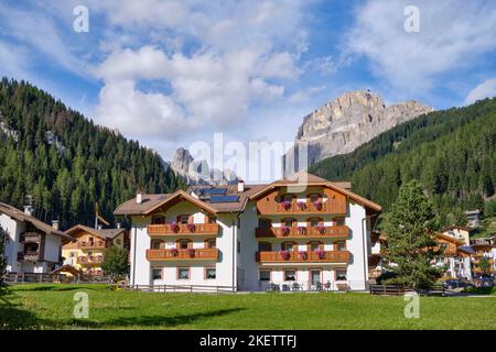 Blick auf die Stadt Canazei. Es ist eine Gemeinde im Trentino in der norditalienischen Region Trentino-Südtirol Stockfoto