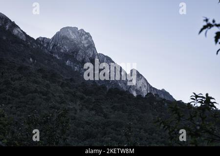 Der M-Gipfel von Chipinque, Wandern auf dem Berg und diese Aussicht beim Sonnenuntergang. Stockfoto