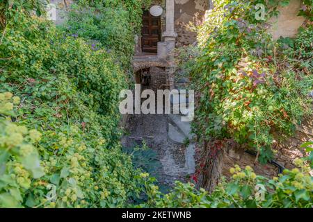 Eindruck von Bussana Vecchia, einer ehemaligen Geisterstadt der Region Ligurien in Italien Stockfoto