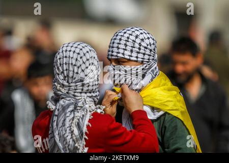 Nablus, Palästina. 14.. November 2022. Maskierte Anhänger der palästinensischen Fatah-Bewegung nehmen an einer Kundgebung zum Gedenken an den 18.. Todestag des verstorbenen palästinensischen Führers Yasser Arafat in der Stadt Nablus im Westjordanland Teil. Kredit: SOPA Images Limited/Alamy Live Nachrichten Stockfoto