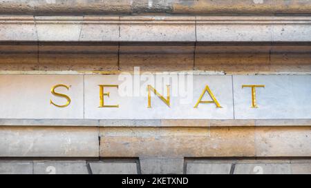 Schild am Eingang des französischen Senats (Sénat), dem Oberhaus des französischen parlaments, das sich im Luxemburger Palast in Paris, Frankreich, befindet Stockfoto