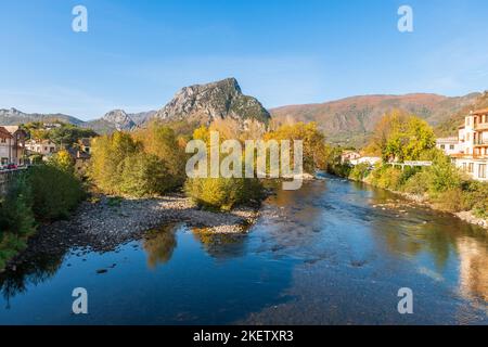 Hübsches Dorf von Tarascon sur Ariège, in Ariège, in Occitanien, Frankreich Stockfoto